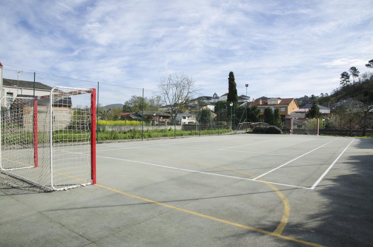 Pista de Tenis e Fútbol Sala - A Pobra do Brollón